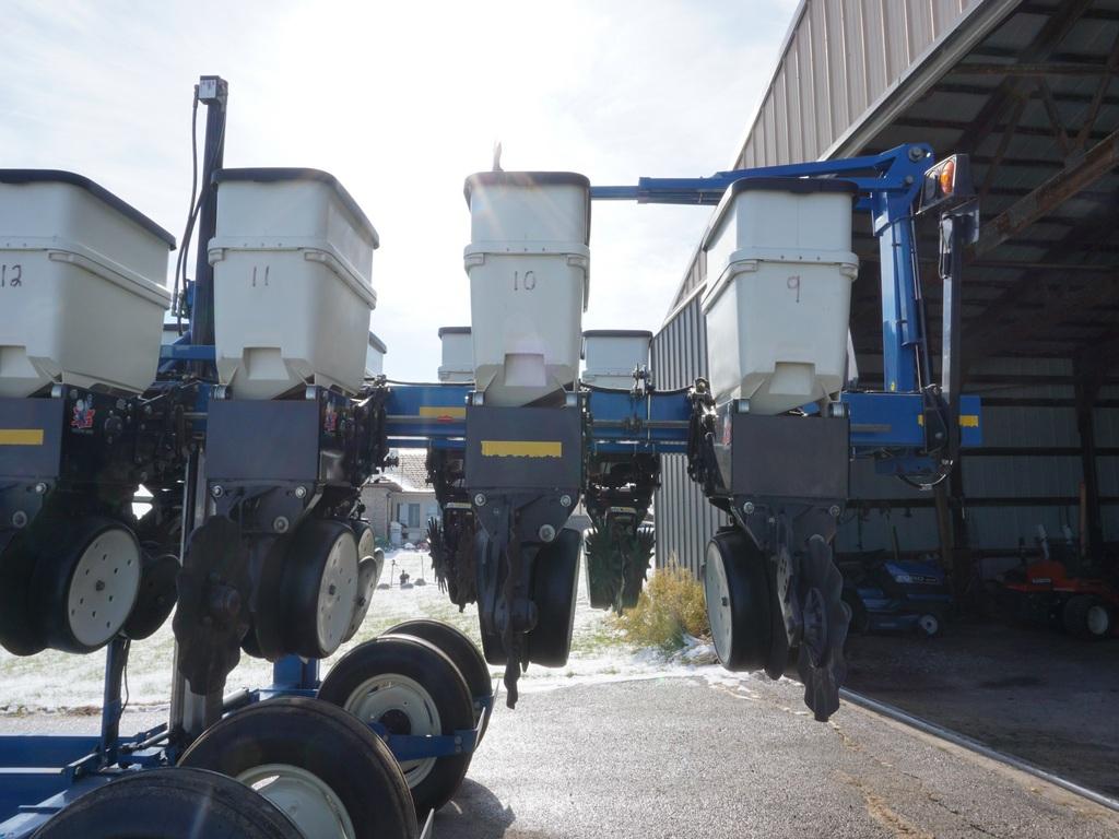 2004 KINZE 3500 8/15 SPLIT ROW PLANTER