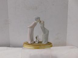 ARDALT JAPAN KISSING COUPLE