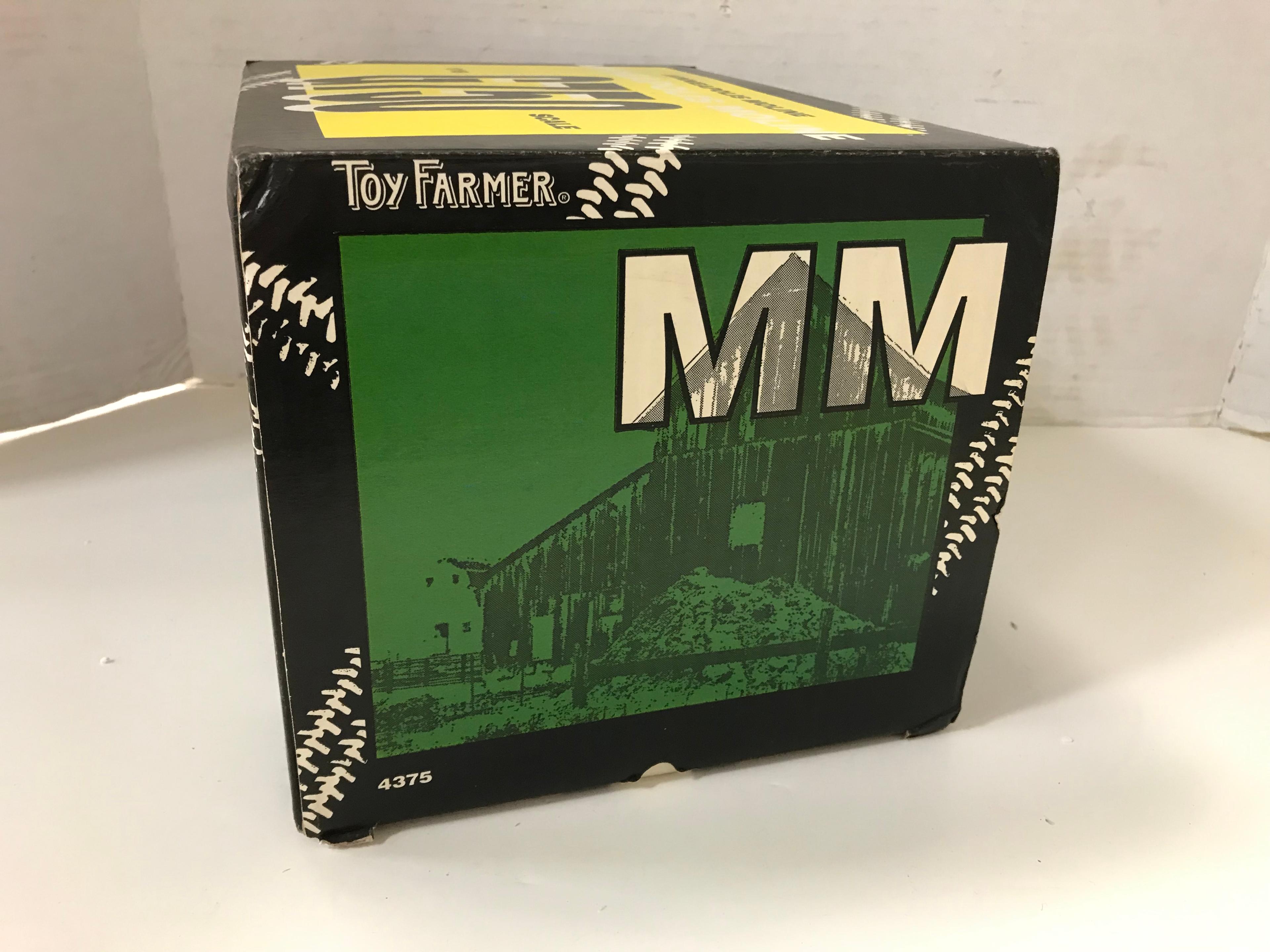 ERTL 1994 1/16 SCALE TOY FARMER MINNEAPOLIS MOLINE TRACTOR