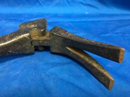 ANTIQUE CROWBAR / NAIL PULLER