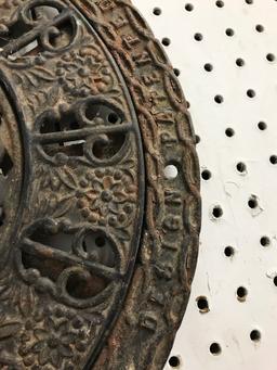 ANTIQUE ROUND ORNATE CAST IRON GRATE / COVER