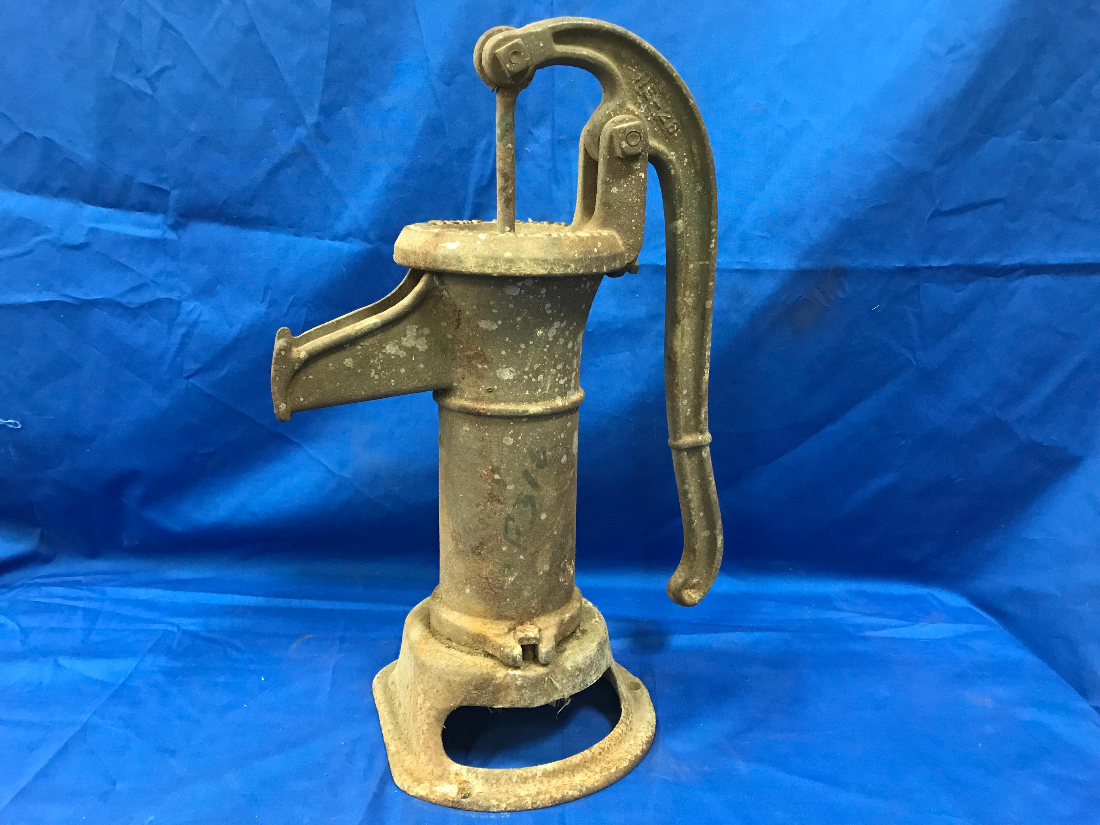 PETERS PUMP CO. DAVENPORT IOWA CAST IRON PITCHER PUMP, NE-28