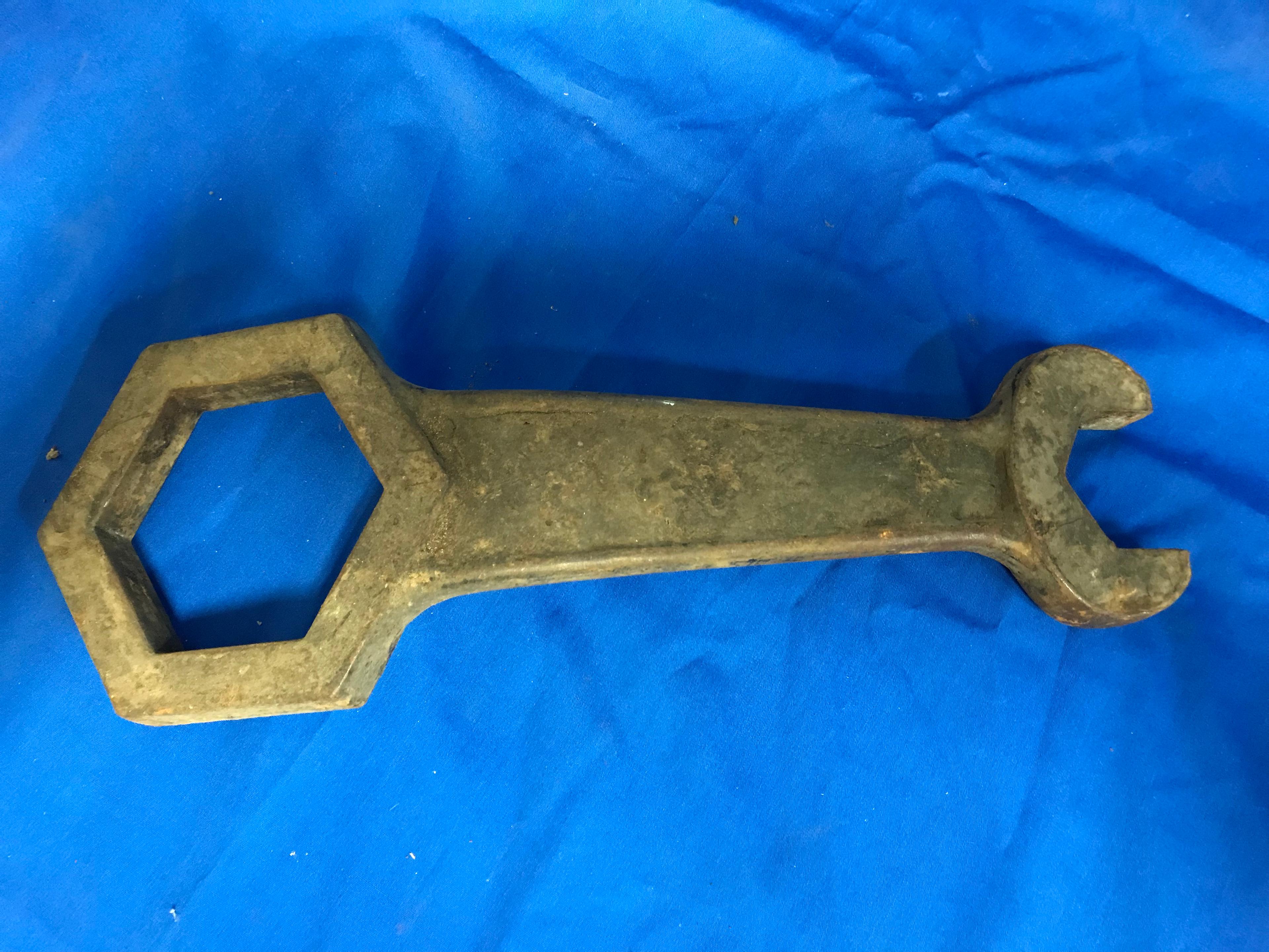 UNMARKED CAST IRON BARN PULLY & WRENCH