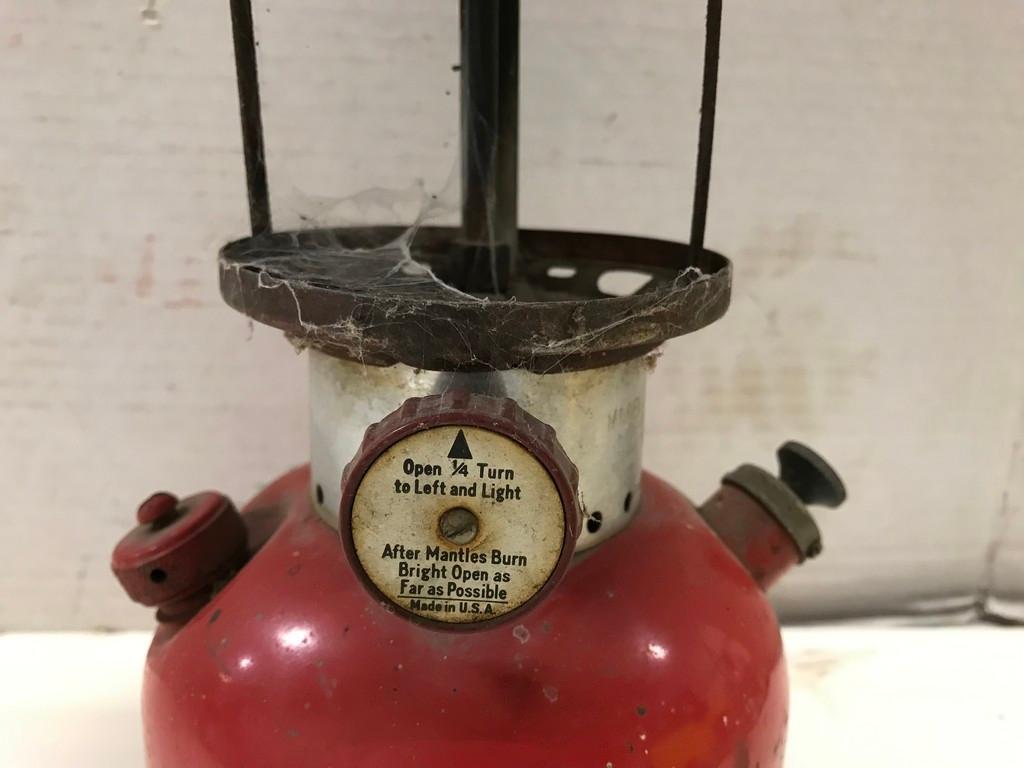 RED COLEMAN SINGLE MANTLE LANTERN  MODEL 200A