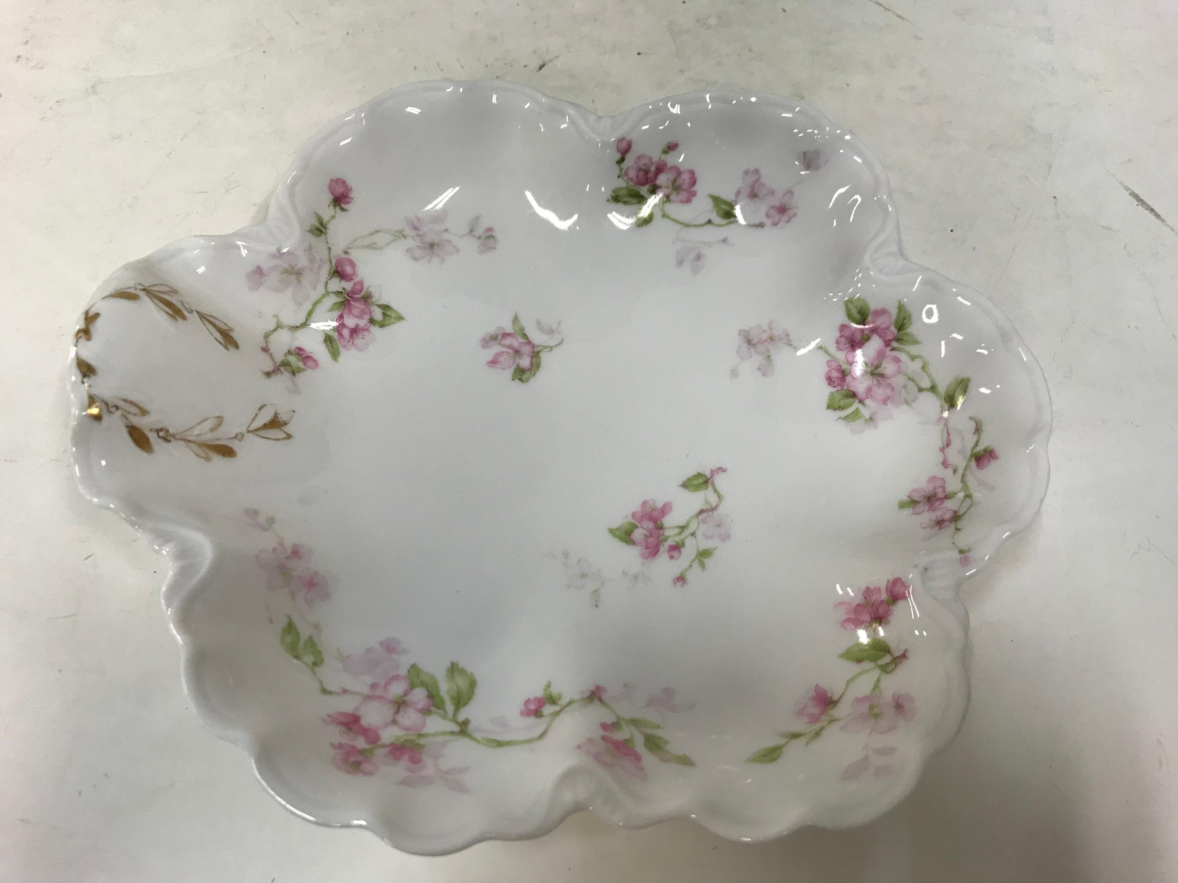 (4) ASSORTED VINTAGE PORCELAIN SERVING BOWLS