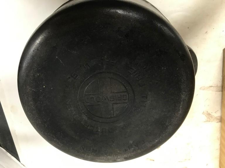 GRISWOLD CAST IRON TITE TOP #8 DUTCH OVEN W/ ORIGINAL BOX