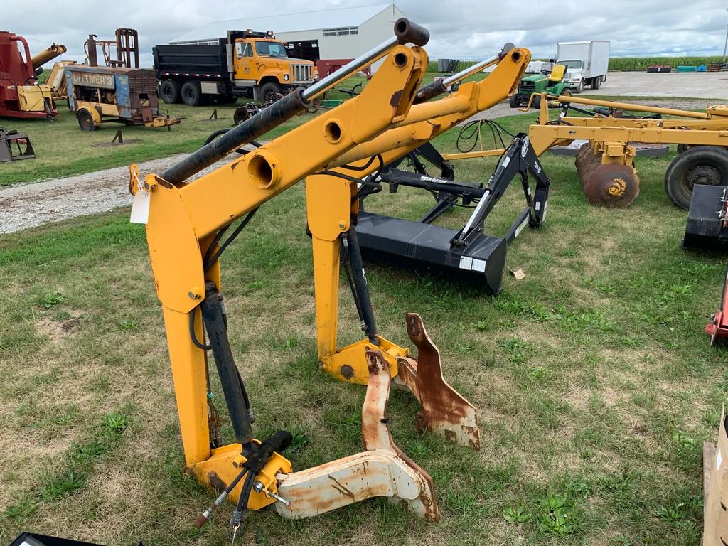 YELLOW HYDRAULIC LOADER FOR A COMPACT TRACTOR