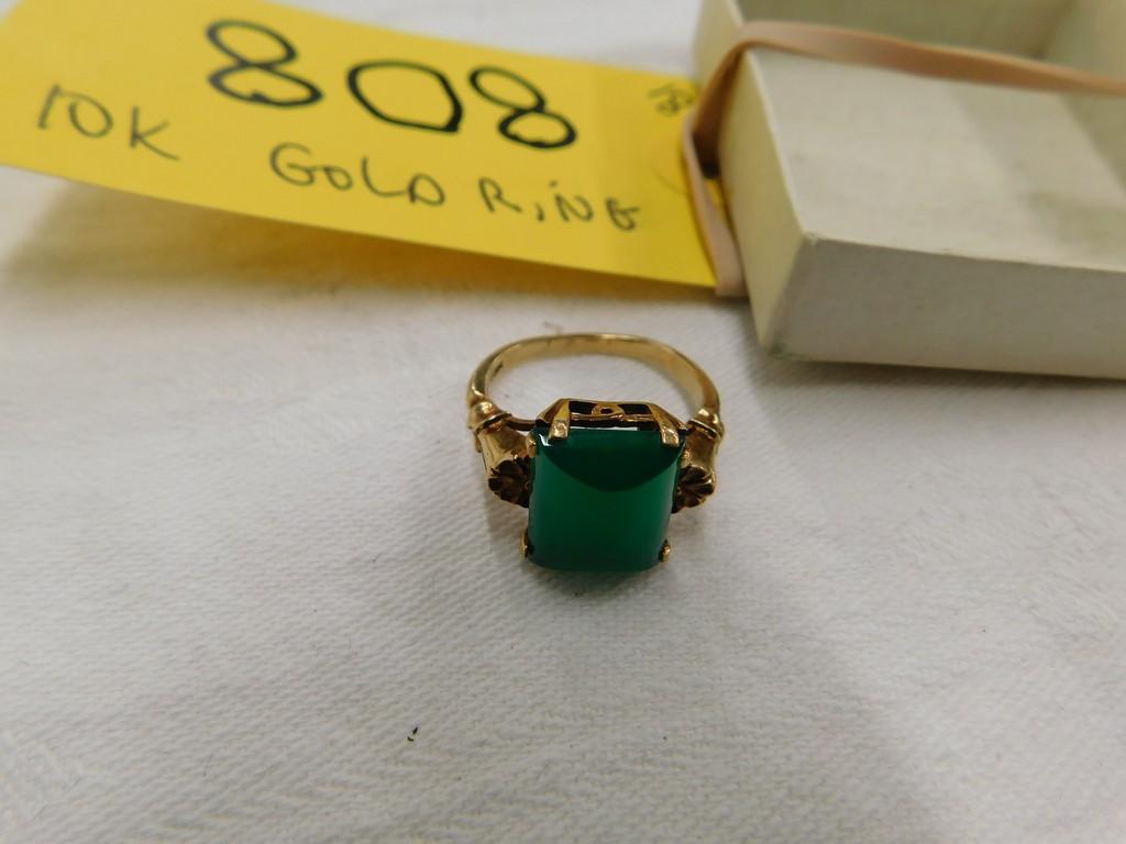 10 KT GOLD RING W/ JADE STONE