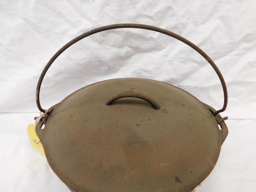 UNMARKED CAST IRON DUTCH OVEN