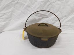 UNMARKED CAST IRON DUTCH OVEN