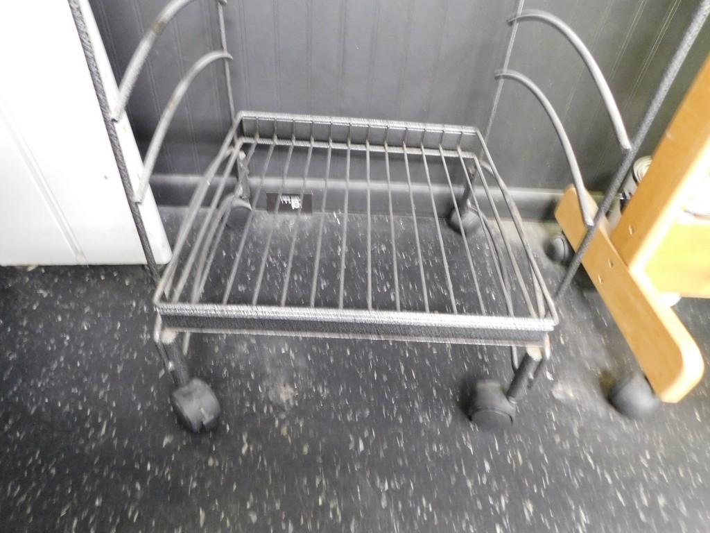 WIRE KITCHEN / BAKERS RACK W/ CASTERS