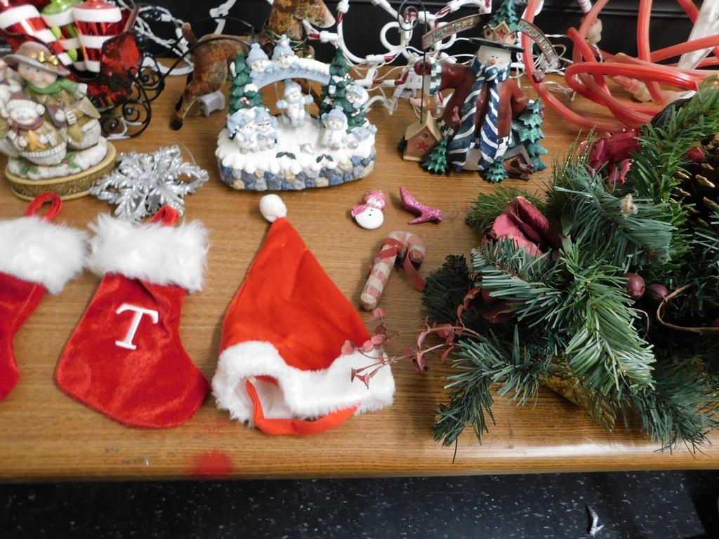 LG. LOT OF CHRISTMAS DECORATIONS