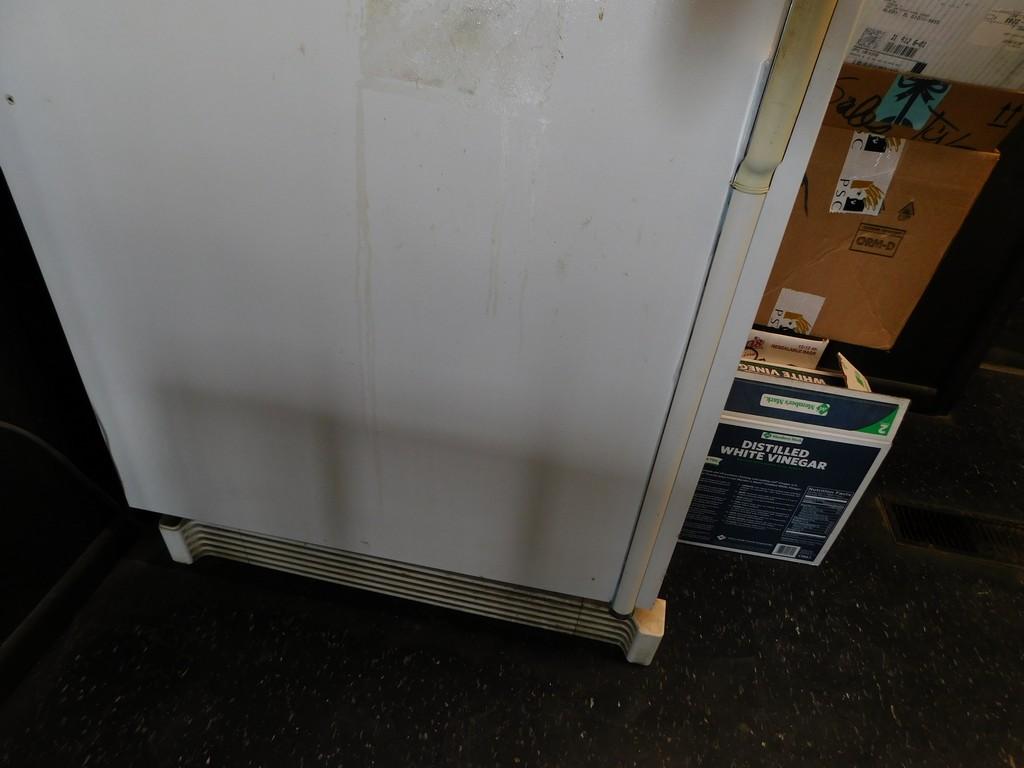 WHITE MAYTAG PLUS REFRIGERATOR / FREEZER