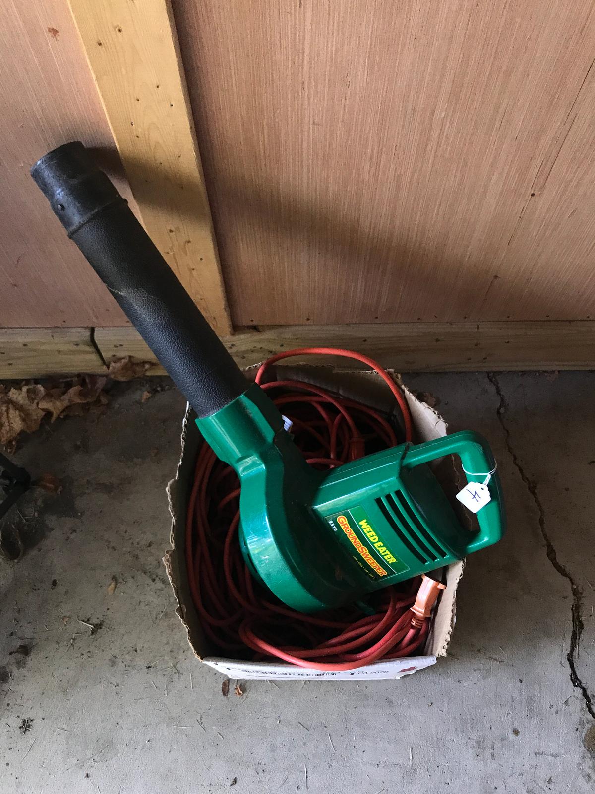 Weedeater Leaf Blower wit h Box of Three Extenstion Cords