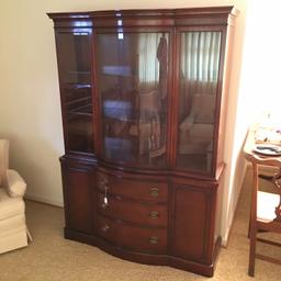 Drexel Mahogany Travis Court Bowed Front China Cabinet W/Hepplewhite Pulls