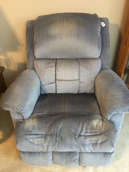 La-Z-Boy Recliner *Shows Some Wear. Please Look At Pix Closely*