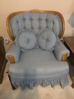 Broyhill Oak Trimmed Side Chair W/Matching Pillows