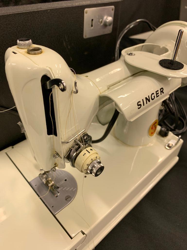 Vintage Singer Featherweight 221K Sewing Machine In Carrying Case