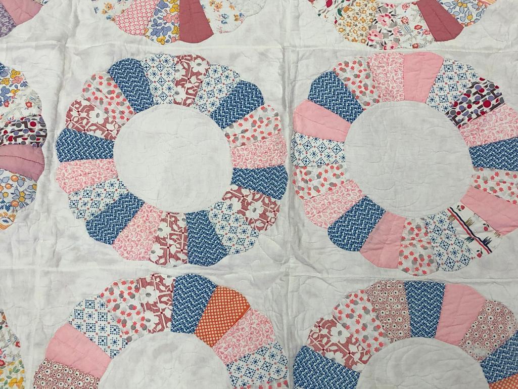 Traditional Wedding Ring Design Quilt.