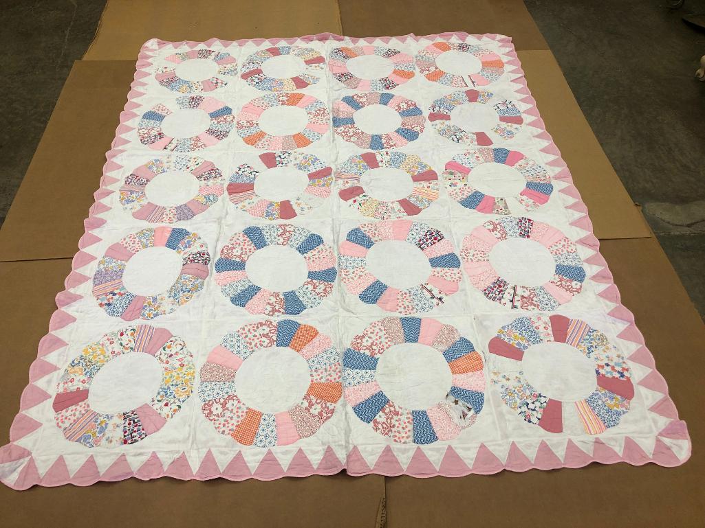 Traditional Wedding Ring Design Quilt.