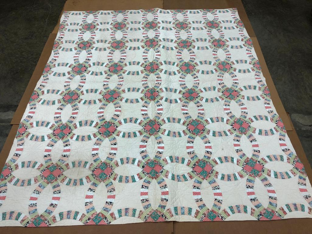 Traditional Double Wedding Ring Design Quilt.