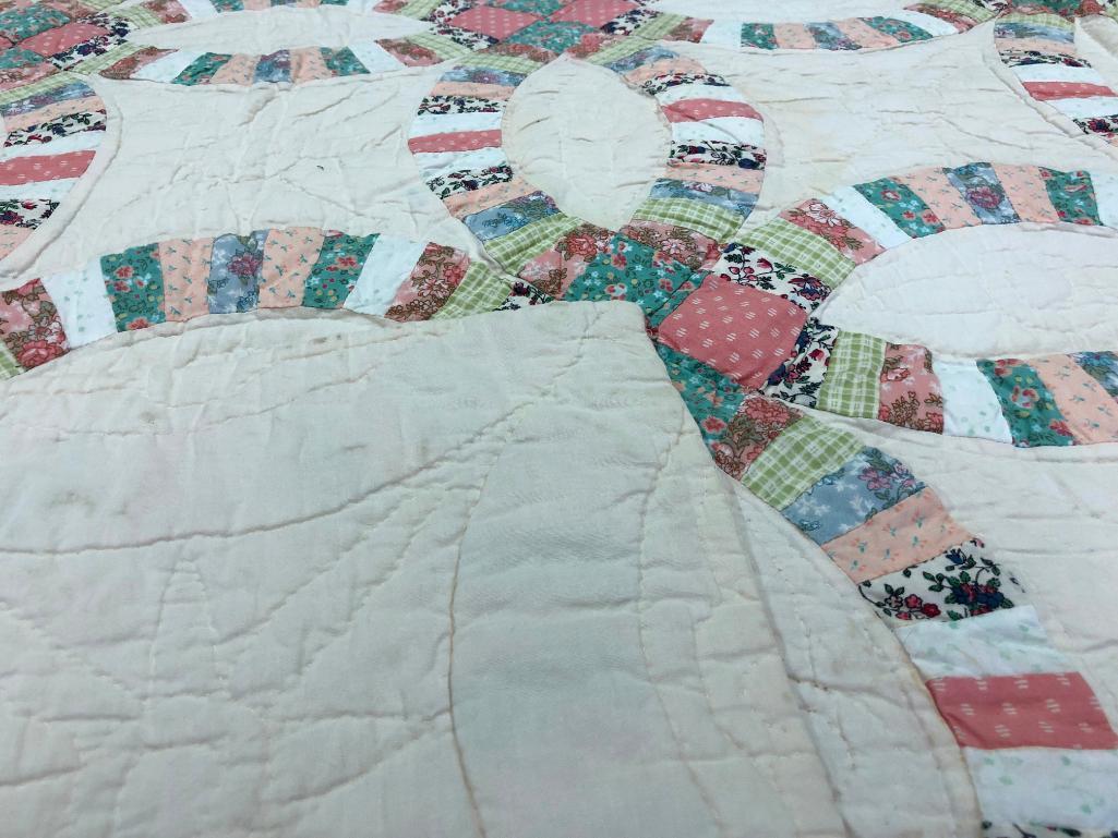 Traditional Double Wedding Ring Design Quilt.