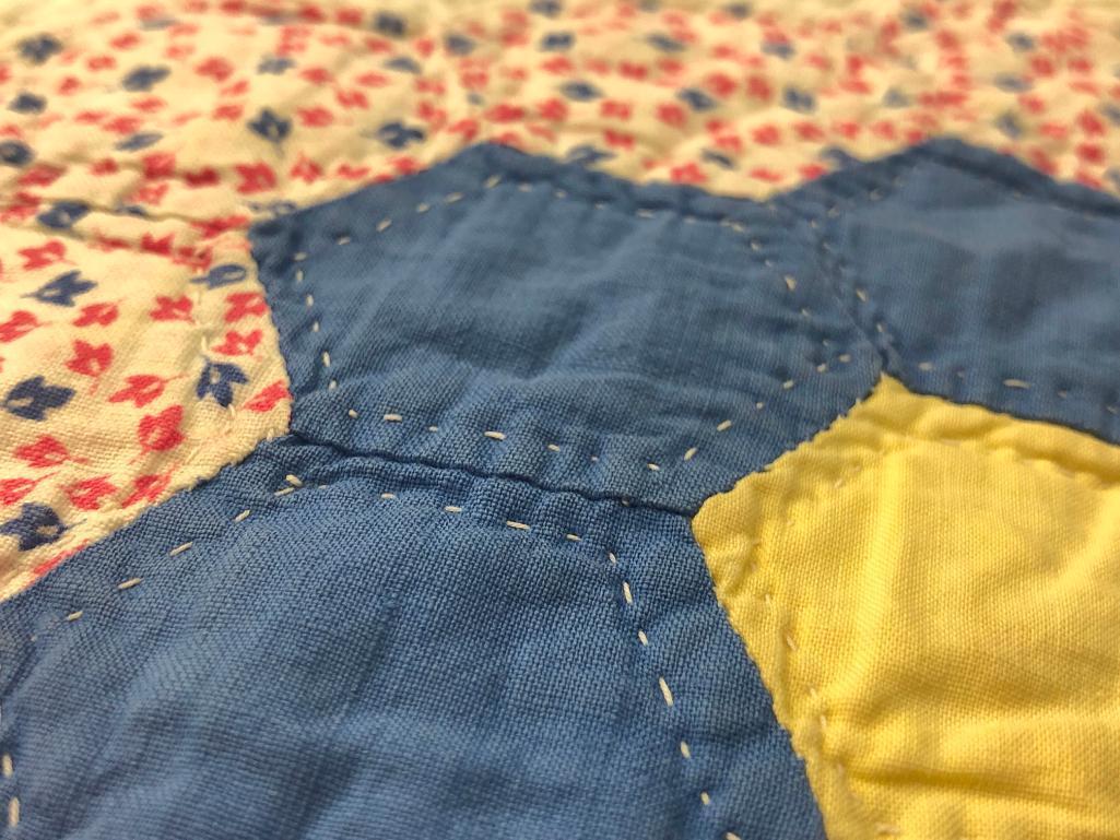 Vintage Traditional Design Pieced Quilt.