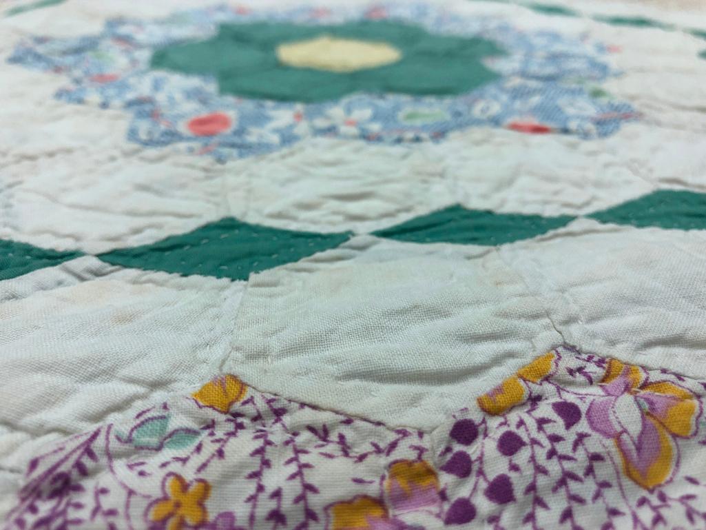 Vintage Traditional Design Pieced Quilt.