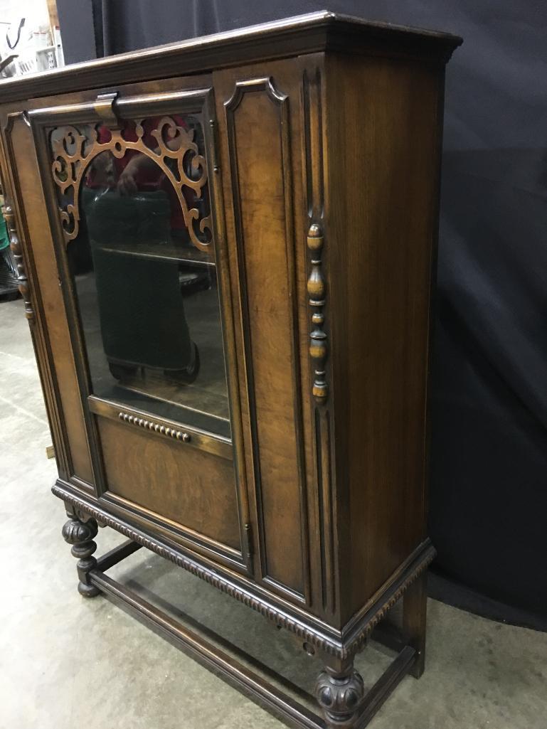 1930's Era Berkey & Gay China Cabinet W/(2) Shelves