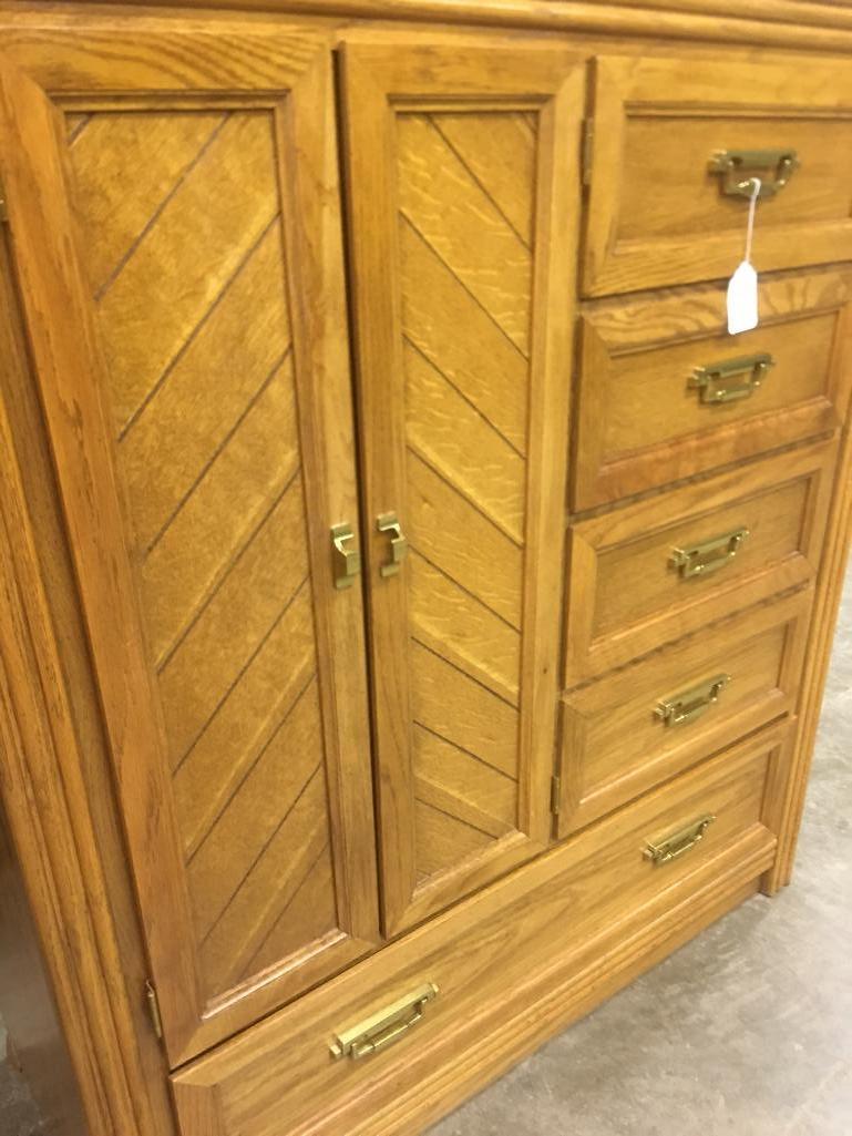 Broyhill, Oak Finish Bachelor Chest