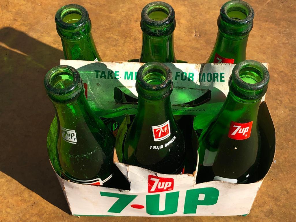 Vintage 7-Up Paper Carton W/(6) Bottles