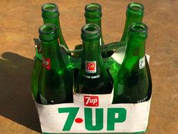 Vintage 7-Up Paper Carton W/(6) Bottles