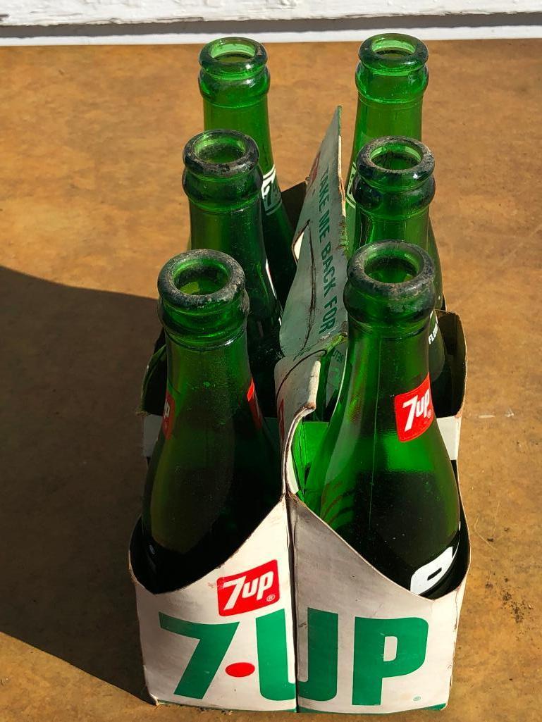 Vintage 7-Up Paper Carton W/(6) Bottles