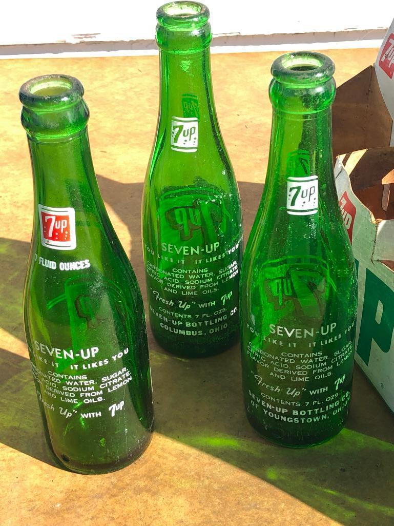 Vintage 7-Up Paper Carton W/(6) Bottles