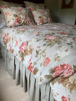 Floral Print Comforter and Pillows w/Shams Made by Biltmore. This is a Queen Size