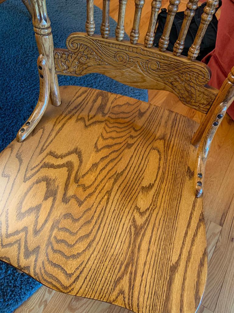 Round Oak Dining Table w/Leaf & 4 Press Back Chairs. This is 29" Tall x 53.5" Long x 54" Wide - As