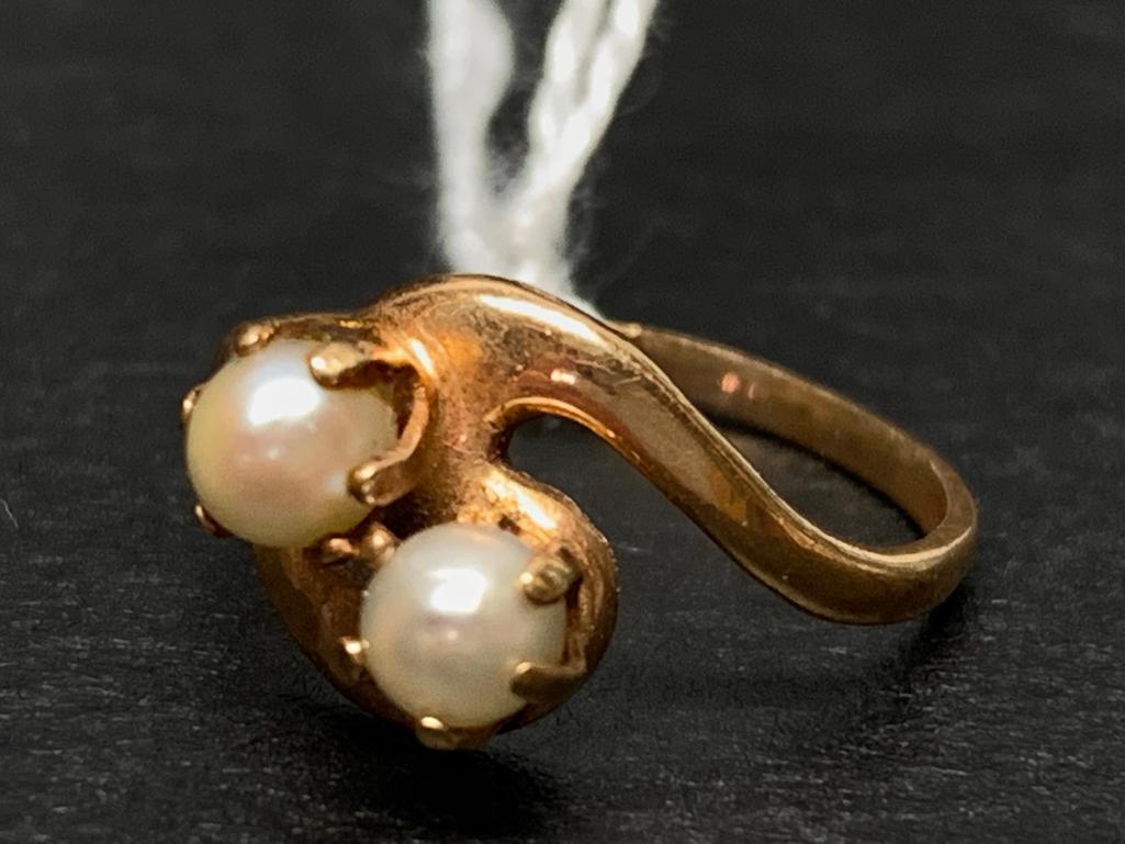 10 K Gold & Pearl Ring.The Weight is 1.2 Grams - As Pictured