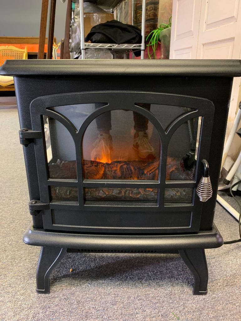 Hampton Bay Infrared Electric Stove Black Finish. Plugged it in and is in Working Condition