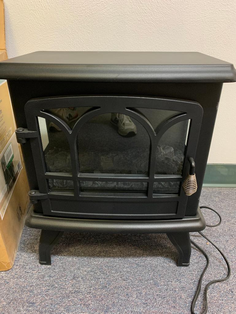 Hampton Bay Infrared Electric Stove Black Finish. Plugged it in and is in Working Condition