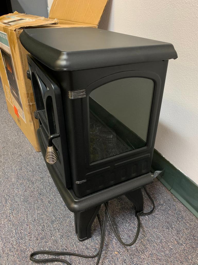 Hampton Bay Infrared Electric Stove Black Finish. Plugged it in and is in Working Condition