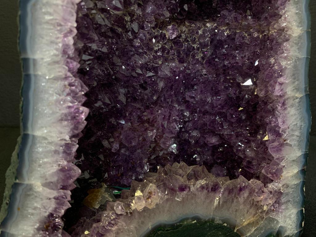 Beautiful Large Amethyst Crystal Geode. This is 10" x 8"