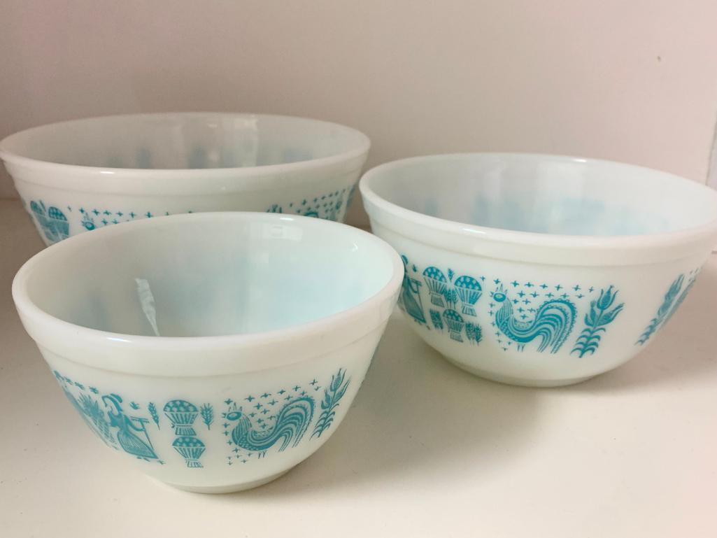 Set of 3 Pyrex Mixing Bowls. The Largest is 9" in Diameter