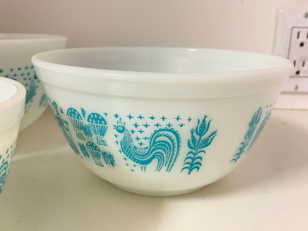 Set of 3 Pyrex Mixing Bowls. The Largest is 9" in Diameter