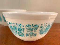 Set of 3 Pyrex Mixing Bowls. The Largest is 9" in Diameter