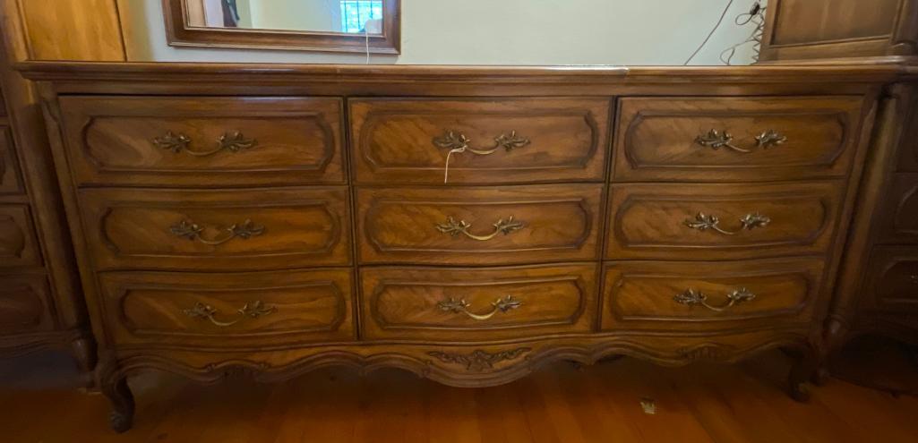 9 Drawer Dresser w/Out Mirror by Thomasville. This is 33" T x 67" x 21" D