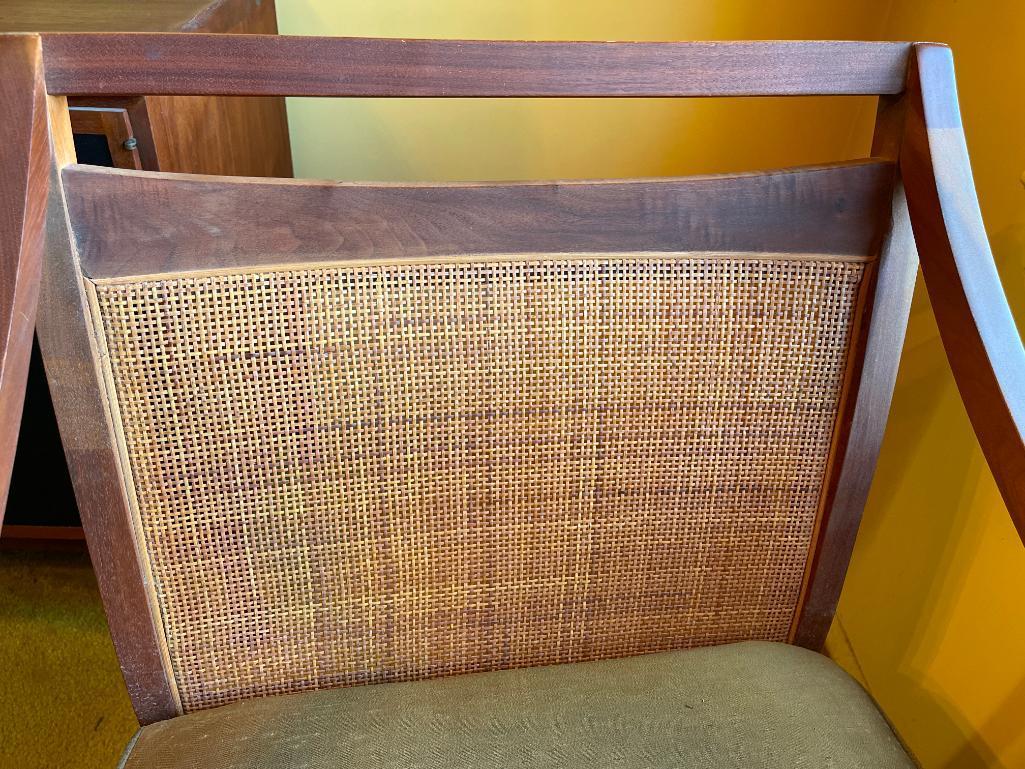 Mid Century Modern Walnut Dining Table Incl 2 Leafs & 6 Chairs. The Table is 28" T x 72" W x 42" D