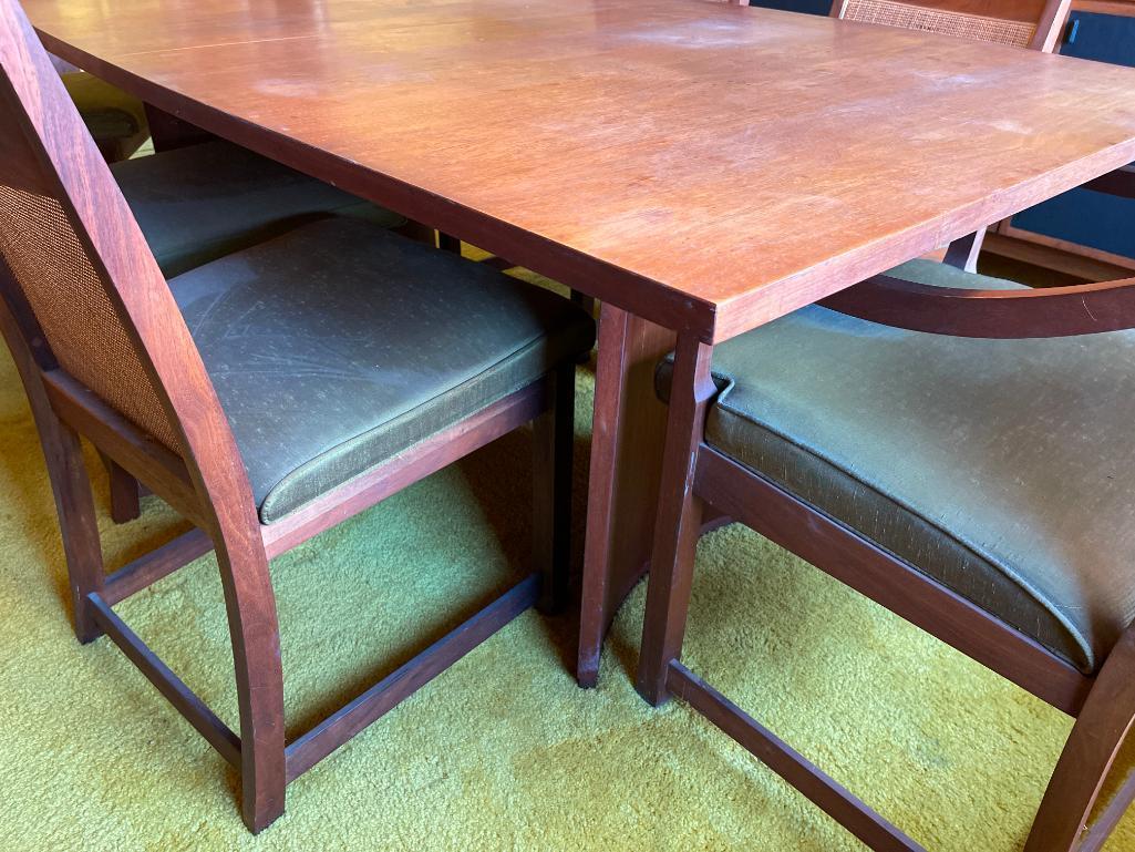 Mid Century Modern Walnut Dining Table Incl 2 Leafs & 6 Chairs. The Table is 28" T x 72" W x 42" D