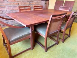 Mid Century Modern Walnut Dining Table Incl 2 Leafs & 6 Chairs. The Table is 28" T x 72" W x 42" D