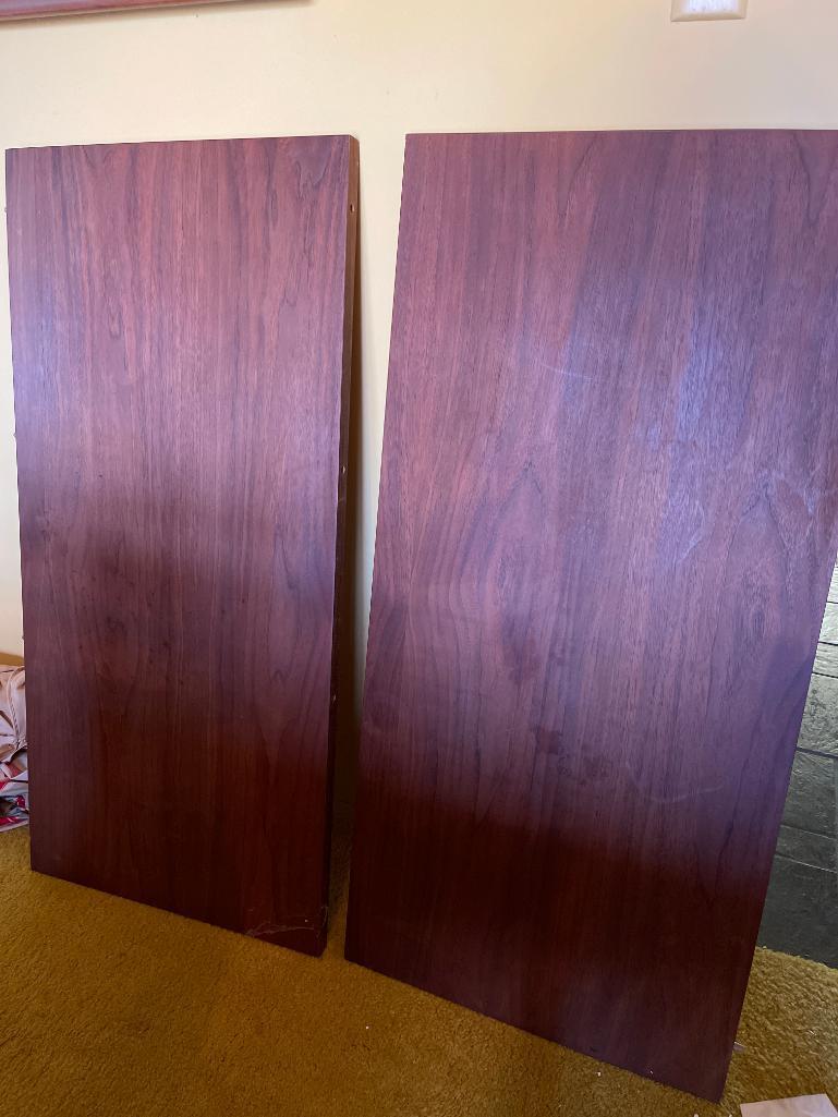 Mid Century Modern Walnut Dining Table Incl 2 Leafs & 6 Chairs. The Table is 28" T x 72" W x 42" D