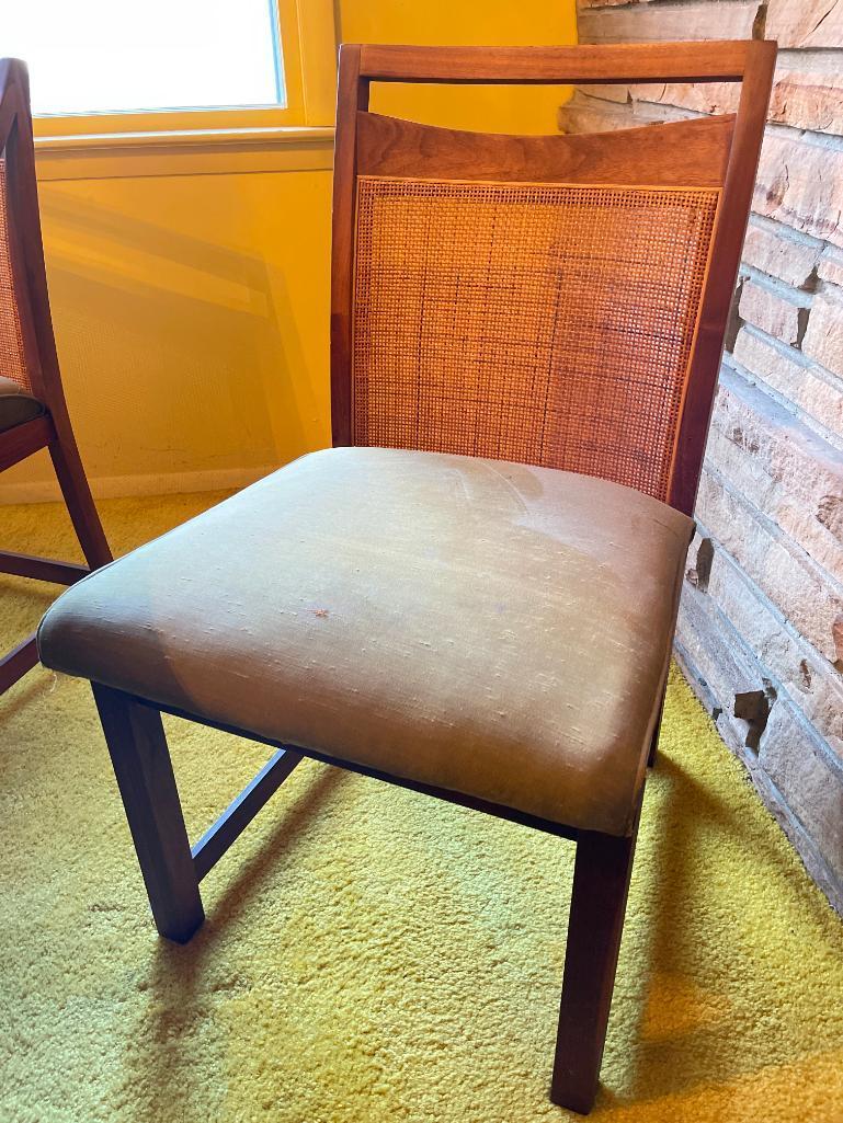 Mid Century Modern Walnut Dining Table Incl 2 Leafs & 6 Chairs. The Table is 28" T x 72" W x 42" D